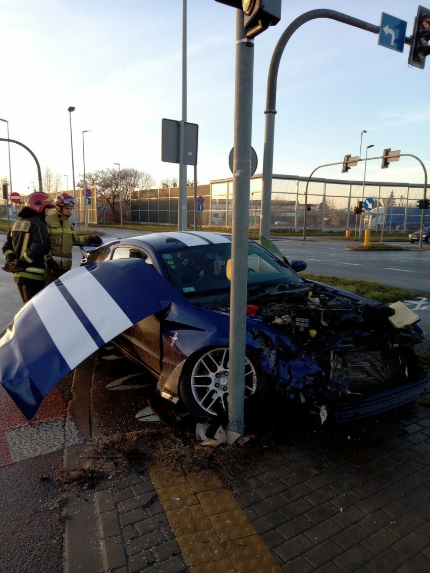 Toruń. Wypadek z udziałem samochodu osobowego i ciężarówki. Jedna osoba w szpitalu