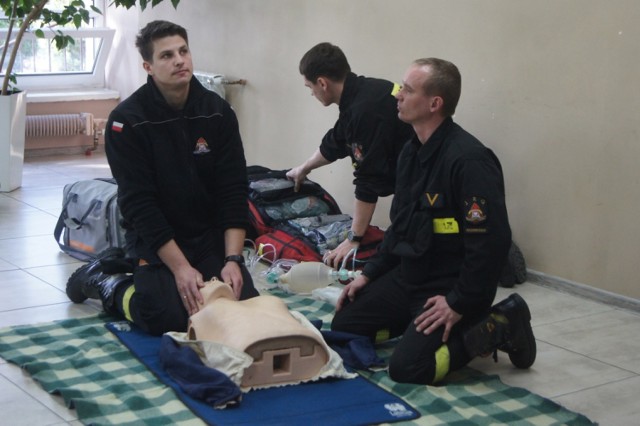 "Tydzień z profilaktyką" w ZSP 1 w Radomsku. Strażacy uczyli udzielania pierwszej pomocy