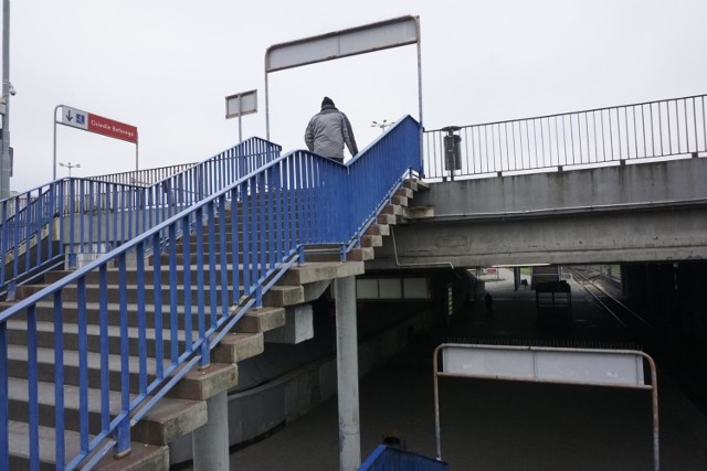 Ponad rok temu ruszył remont wiaduktu nad trasą Poznańskiego Szybkiego Tramwaju przy ul. Szymanowskiego. Był on konieczny, ponieważ nawierzchnia obiektu miała liczne spękania i zniekształcenia, zdeformowane były krawężniki, a stalowe balustrady skorodowane.