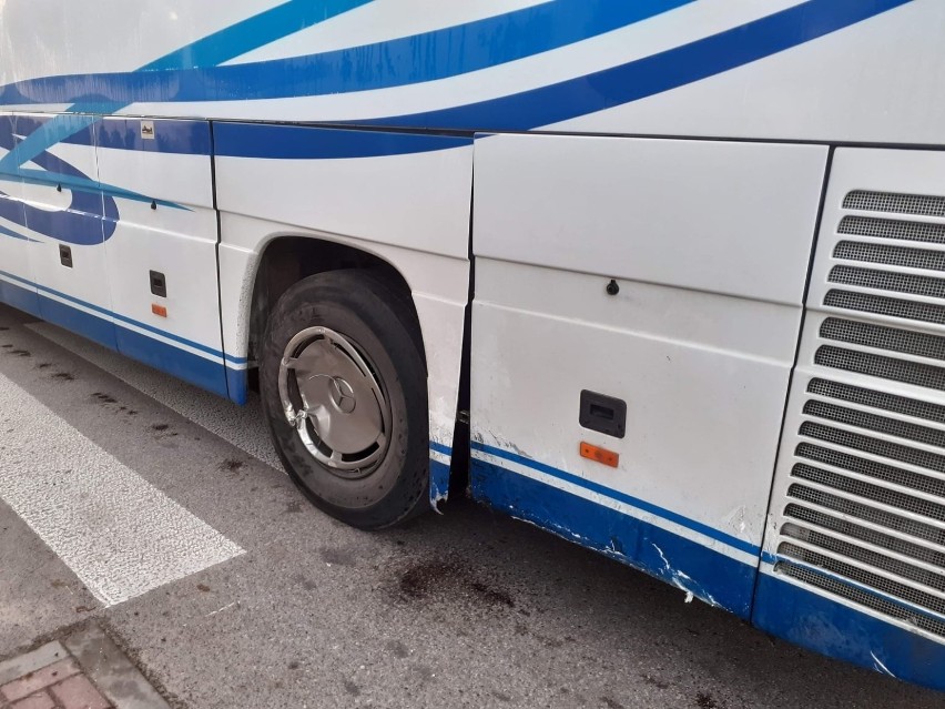 Wypadek w Starym Bosewie. Zderzenie autobusu i samochodu osobowego na rondzie, 25.10.2021