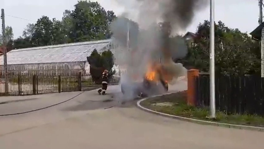 W Kielcach doszczętnie spłonął nieoznakowany policyjny radiowóz! Jechał nim funkcjonariusz z Sandomierza. Zobacz film!