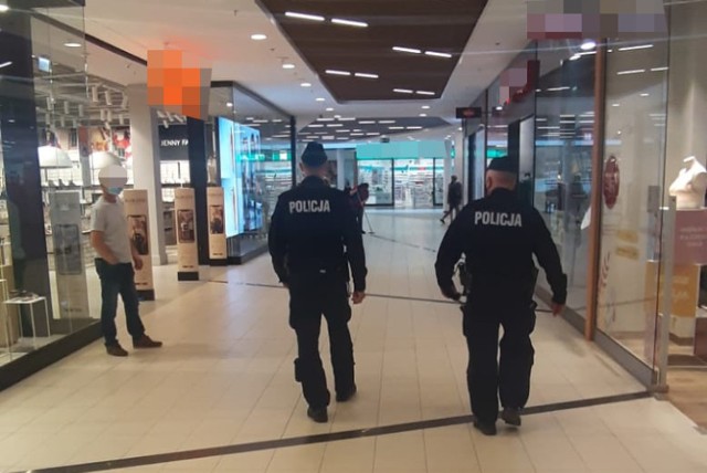 Policjanci z Grudziądza sprawdzali, czy klienci galerii handlowych zasłaniają usta i nos