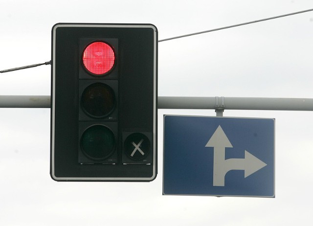 Prokuratura sprawdzi, czy wyłączenie świateł na skrzyżowaniu trójki z ulicami Paderewskiego i Małomicką w Lubinie nie stwarzało zagrożenia dla kierowców.