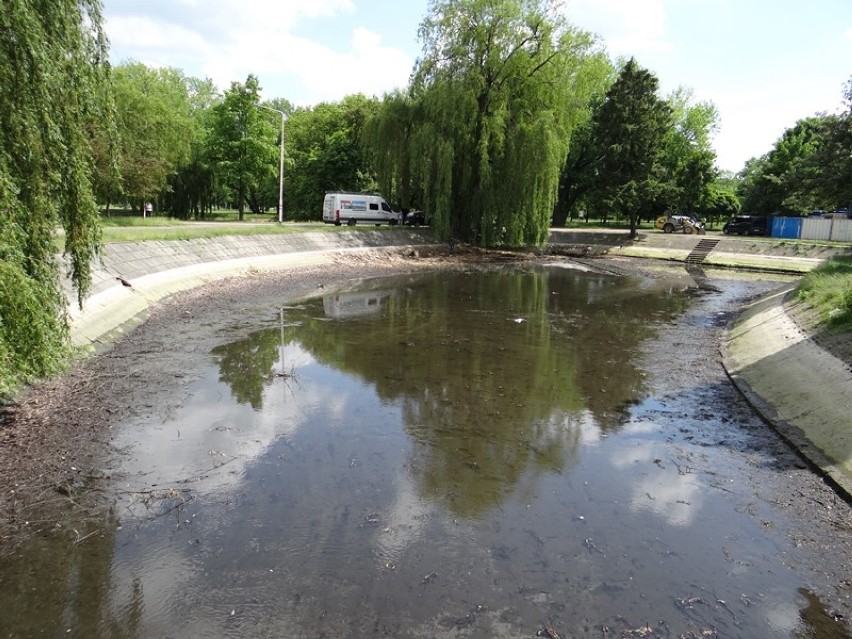 Rewitalizacja parku w Zduńskiej Woli. Zaczęło się spuszczanie wody ze stawów