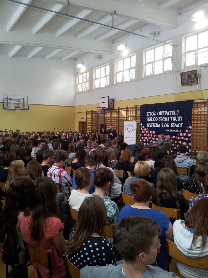 Minister Karpiński spotkał się z uczniami w "piątce"