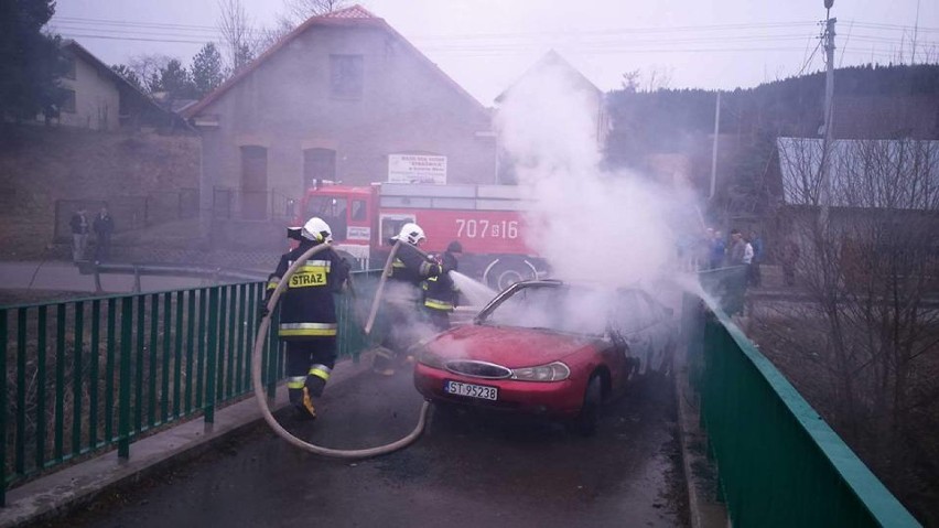 Pożar samochodu w Sopotni Małej. Ford spalił się doszczętnie [ZDJĘCIA]