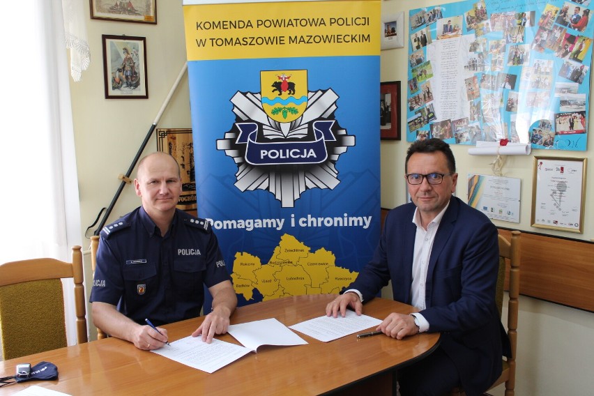 Będą dodatkowe patrole policji w gminach Inowłódz i Tomaszów Maz. Porozumienie z policją podpisane [ZDJĘCIA]