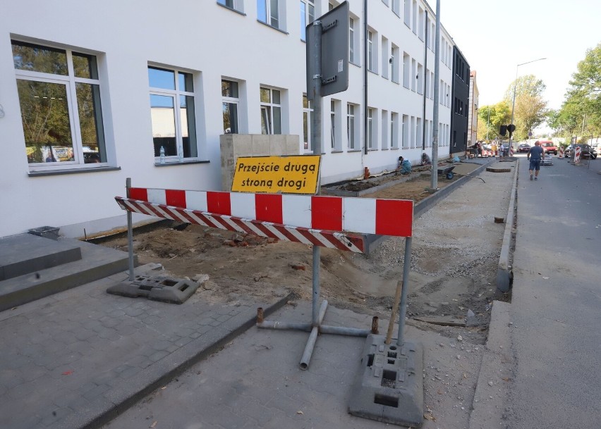 Remont chodnika przy głównym budynku starostwa w Radomiu. Poprawi się droga prowadząca do urzędu. Zobacz zdjęcia