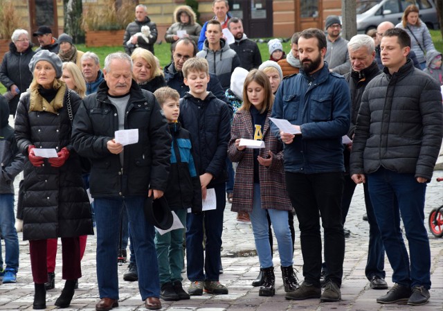 Oficjalne uroczystości w mieście, odbywają się 11 listopada wieczorem. W południe mieszkańcy zebrali się na rynku aby odśpiewać hymn i pieśni patriotyczne.