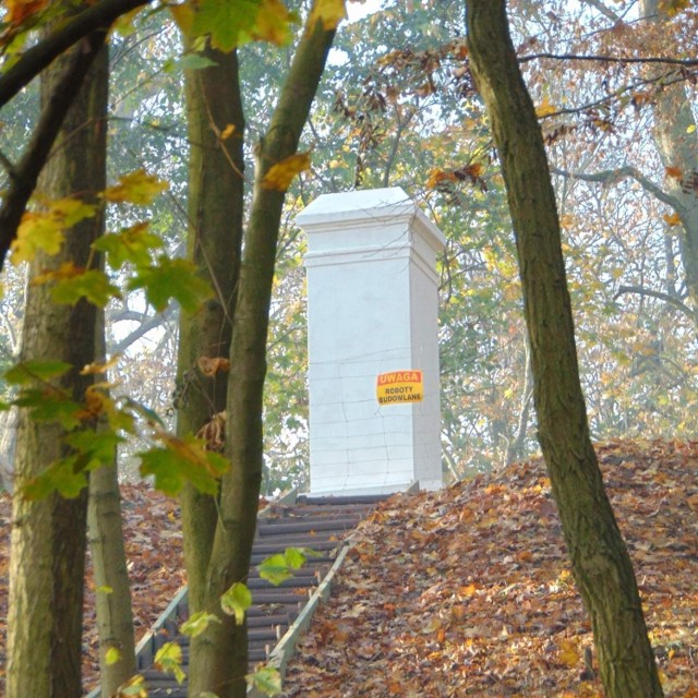 Cokół na górze Jana gotowy według przedwojennego wzoru. Czas teraz, by na tym cokole stanęła figura św. Jana Nepomucena