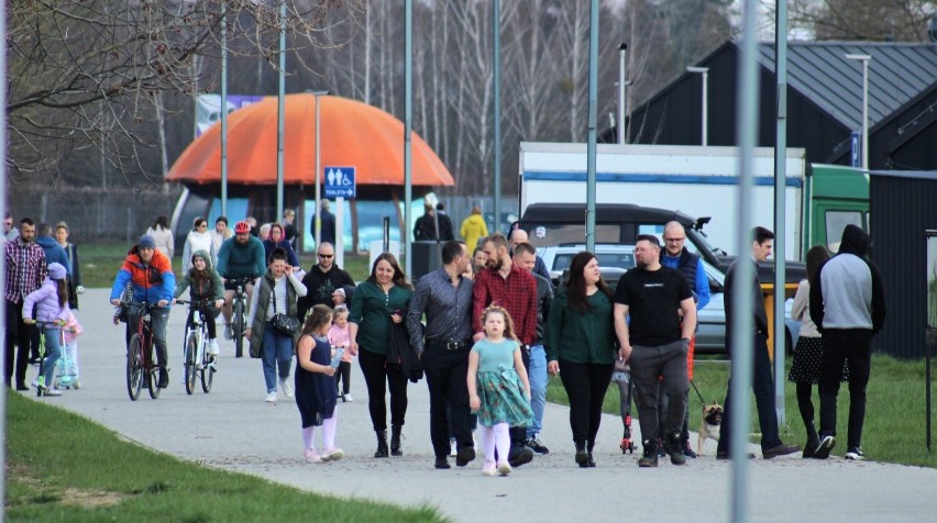 Poniedziałek Wielkanocny w Tarnobrzegu. Tłumy spacerowiczów i rodzinny śmigus-dyngus nad Jeziorem Tarnobrzeskim. Zobaczcie zdjęcia