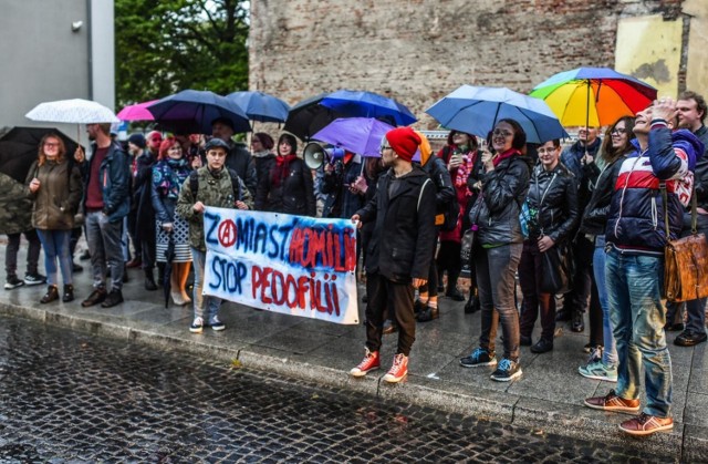 Wczoraj bydgoszczanie domagali się oświadczenia od biskupa Tyrawy, protestując przed kurią