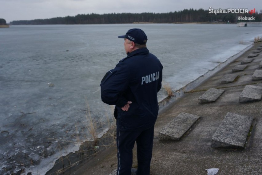 Policja Kłobuck: Dzielnicowi sprawdzają zbiorniki wodne [FOTO, WIDEO]