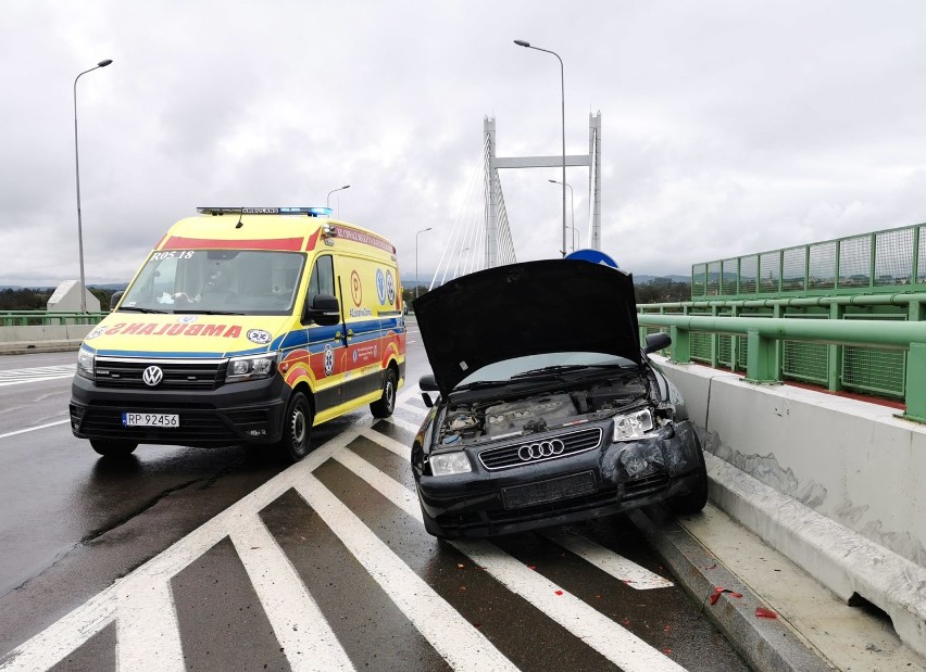 Kierująca audi rozbiła samochód na moście Brama Przemyska w Przemyślu. Inny kierowca zajechał jej wcześniej drogę [ZDJĘCIA]