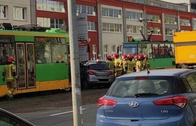 Samochód osobowy zderzył się z tramwajem linii numer 17 jadącym w stronę Starołęki.