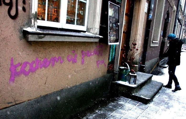 Gdańsk: Pijane studentki malowały graffiti na zabytkach. Teraz żałują &quot;głupiej decyzji&quot; OŚWIADCZENIE