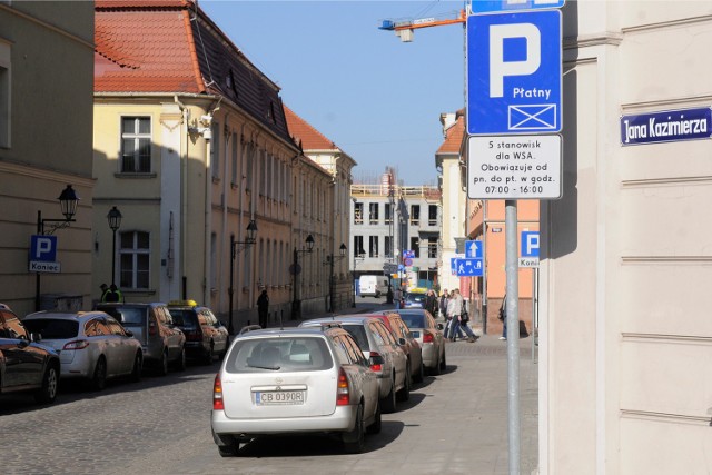 Bydgoszcz. zarezerwowane miejsca parkingowe w strfie platnego parkowania dla pracownikow wojewodzkiego sadu administracyjnego.