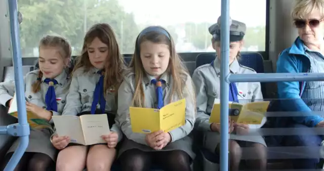 Harcerze głośno czytali poezję również w autobusach miejskich w Chełmie.