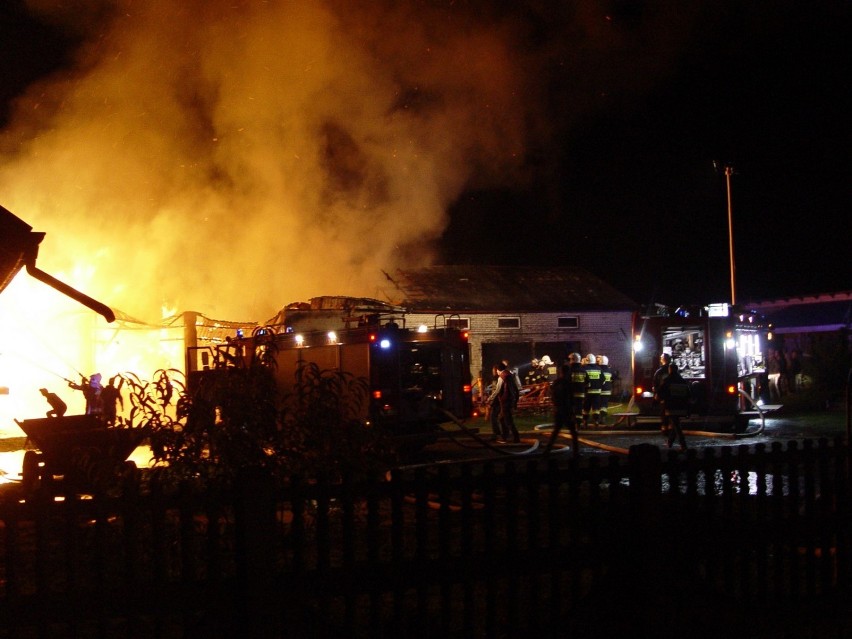 Pożar stodoły w Łeszczynie w gminie Złoczew. Ogień przez osiem godzin gasiło 90 strażaków