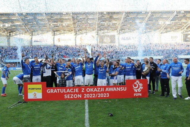 Niebiescy zaliczyli trzeci awans z rzędu - z III ligi do krajowej elity.