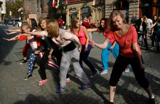 Flash mobe w Rynku


Wszyscy chętni gromadzą się w sobotę, o godz. 16.30 pod Pręgierzem. 

Choreografia do piosenki Michaela Jacksona i Justina Timberlake'a „Love never felt so good” dostępna jest w internecie. 

Więcej informacji szukaj na FB FLASH MOB NA WROCŁAWSKIM RYNKU