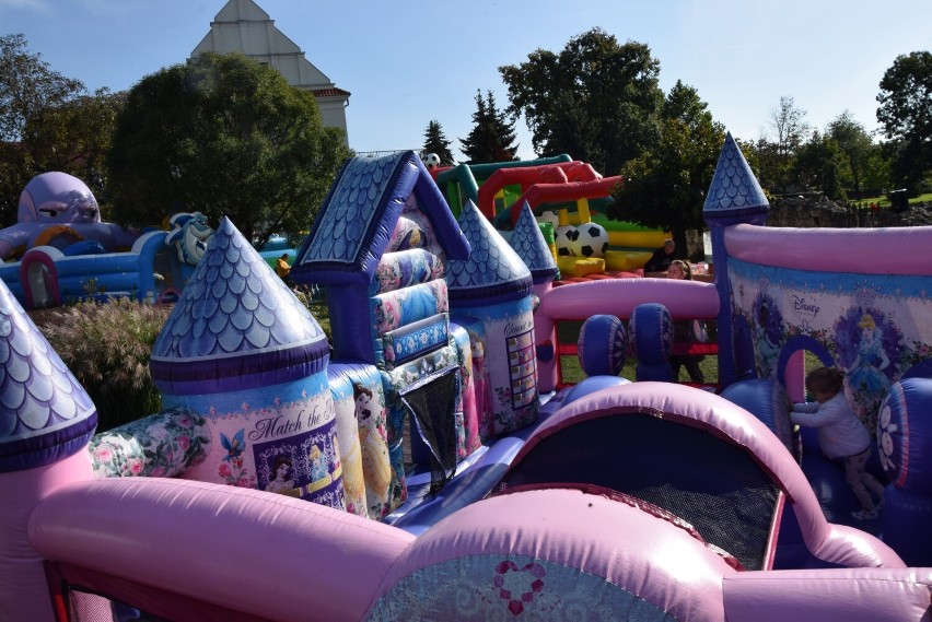 Wielki dmuchany plac zabaw przy wieluńskim muzeum FOTO