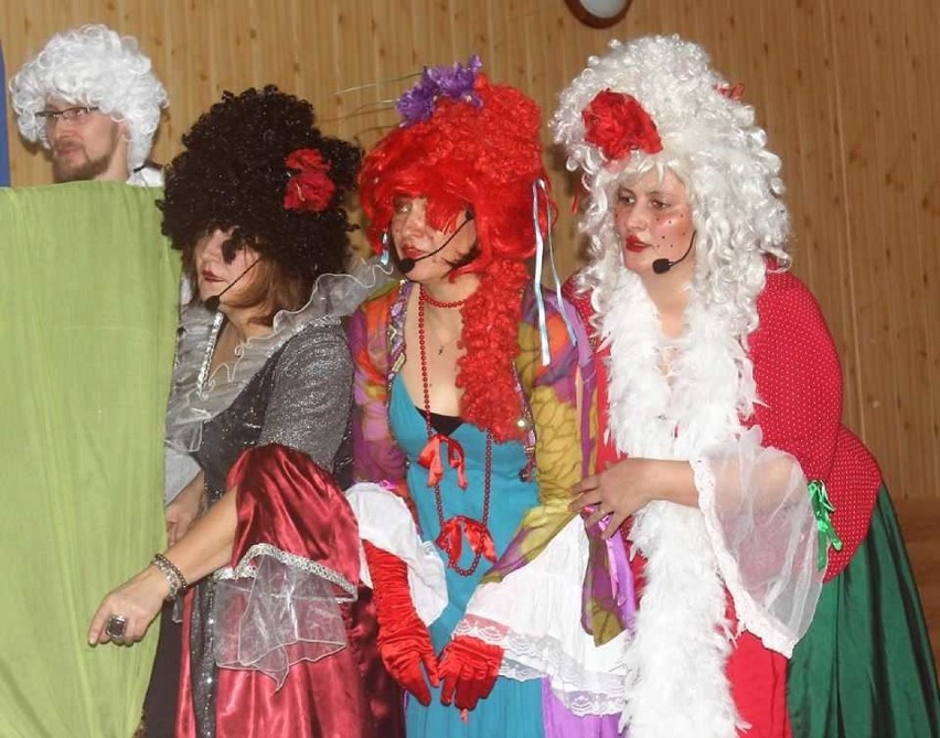 Barwne kostiumy do „Kopciuszka” grupa z Osieka zawdzięcza...