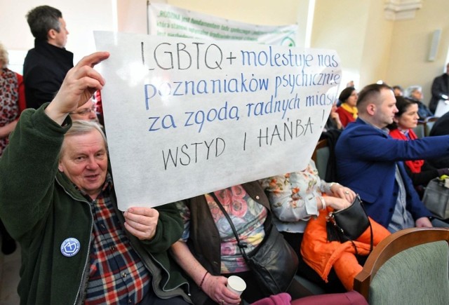 Przed wtorkową sesją skrzynki mailowe poznańskich radnych zostały zapchane mailami z apelem, aby nie przyjmować Europejskiej Karty Równości Kobiet i Mężczyzn w Życiu Lokalnym. We wtorek przeciwnicy karty tłumnie przyszli na sesję. 
Przejdź do kolejnego zdjęcia --->
