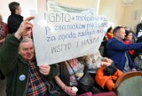 Protest na sesji Rady Miasta Poznania. Nie chcą Europejskiej Karty Równości Kobiet i Mężczyzn w Życiu Lokalnym. "LGBTQ+ molestuje nas"