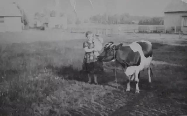 Mieszkanka Krzywopłot Daniela Smółka z synem na polu. Zdjęcie wykonane w 1956 roku