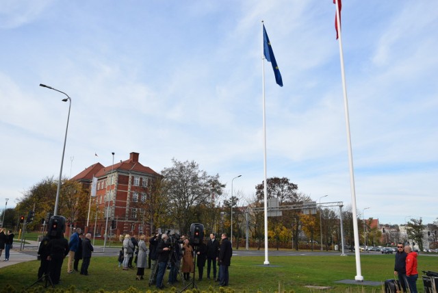 W piątek, 2 listopada 2018 odbyło się uroczyste podniesienie flag Polski, Gdańska i Unii Europejskiej przy Węźle Groddecka