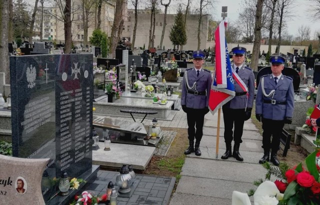 Uroczystość upamiętniająca zamordowanych przez NKWD w 1940 roku na ziemiach wschodnich policjantów odbyła się na cmentarzu parafialnym przy ul. Łaskiej w Zduńskiej Woli przy pamiątkowej tablicy