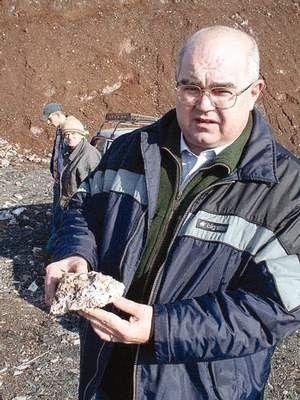 Hałdy są bardzo zasolone. Dlatego niezmiernie trudno jest wyhodować na nich roślinność. Zenon Przywara pokazuje biały osad soli, który gołym okiem widać na kawałkach kamieni pochodzących z hałd.