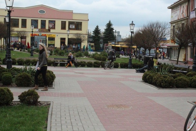 W tym miejscu z kolei pojawi się fontanna. Stanie ona na kwadracie otoczonym zieleńcami. obecnie wokół jego boków ustawiono ławeczki. W przyszłości w centralnym punkcie pojawi się fontanna. Jaka? Będzie ona bardzo podobna to tej w Zamościu. Urzędnicy planują, że woda będzie się wydostawać spod płytek i tryskać w górę. Całość ma zostać podświetlona. Wydaje się jednak, że są to bardzo odległe plany, bo na obecną chwilę magistrat nie ma środków na realizację tego projektu.