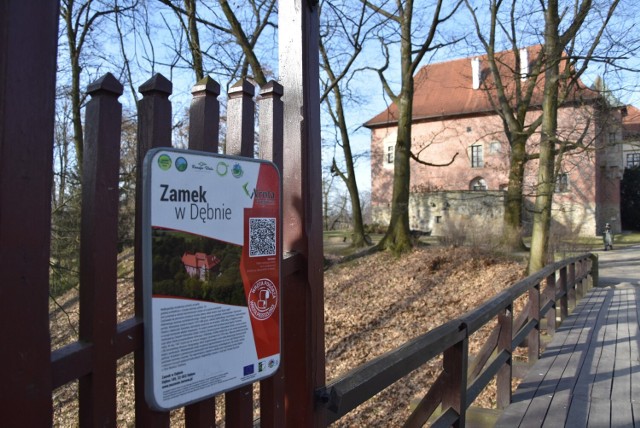 Zamek w Dębnie wzniesiony został w końcu XV wieku w miejscu wcześniejszych założeń z XIII i XIV wieku. W II połownie XVI w. zamek został przebudowany w stylu renesansowym.