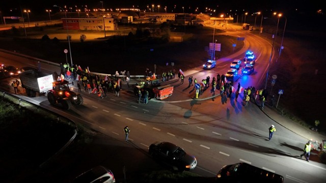 W poniedziałkowy późny wieczór rolnicy z powiatu poddębickiego zablokowali wjazd i wyjazd z autostrady A2 na węźle Wartkowice