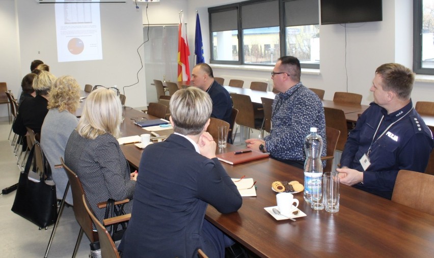 Wyłudzają pieniądze „na wnuczka", „na policjanta", „na CBŚP". Poddębicka policja radzi, jak przeciwdziałać przestępcom