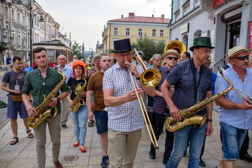 Tarnów. Trzecia odsłona Jazzowego Rynku. Muzyka królowała najpierw na Placu Sobieskiego, a potem w tarnowskim amfiteatrze [ZDJĘCIA]