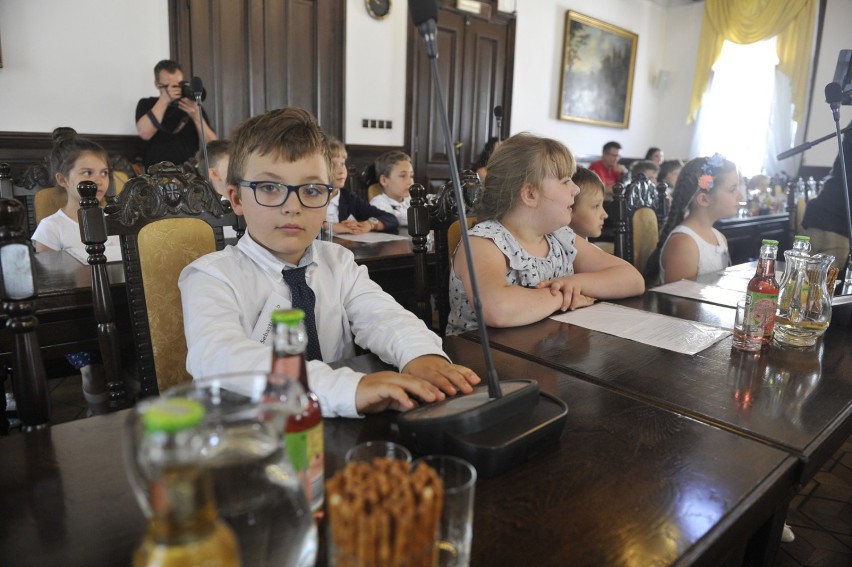 Dziecięca sesja rady miasta w rzeszowskim ratuszu [ZDJĘCIA]