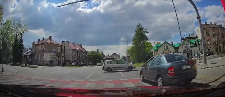 Kierowca wjeżdża na czerwonym świetle na skrzyżowaniu...