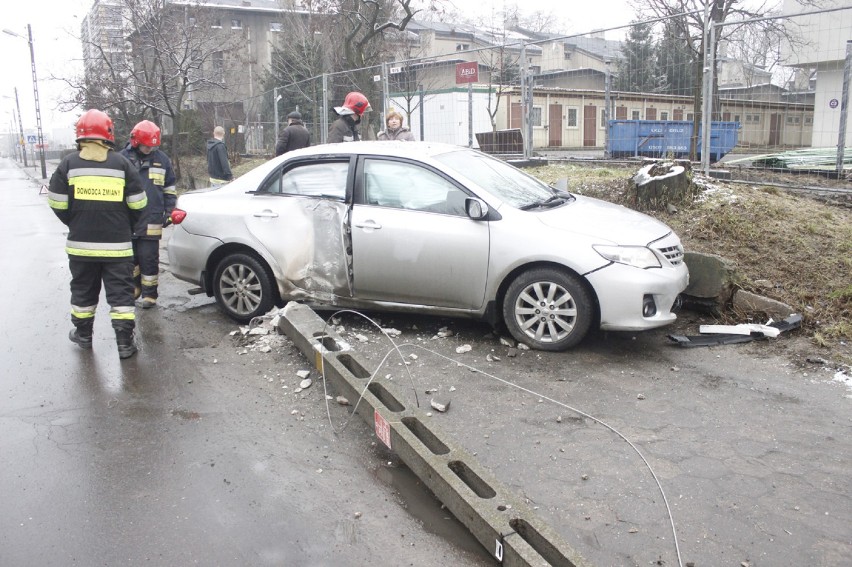 Wypadek na Wróblewskiego w Łodzi. Toyota uderzyła w latarnię [ZDJĘCIA]