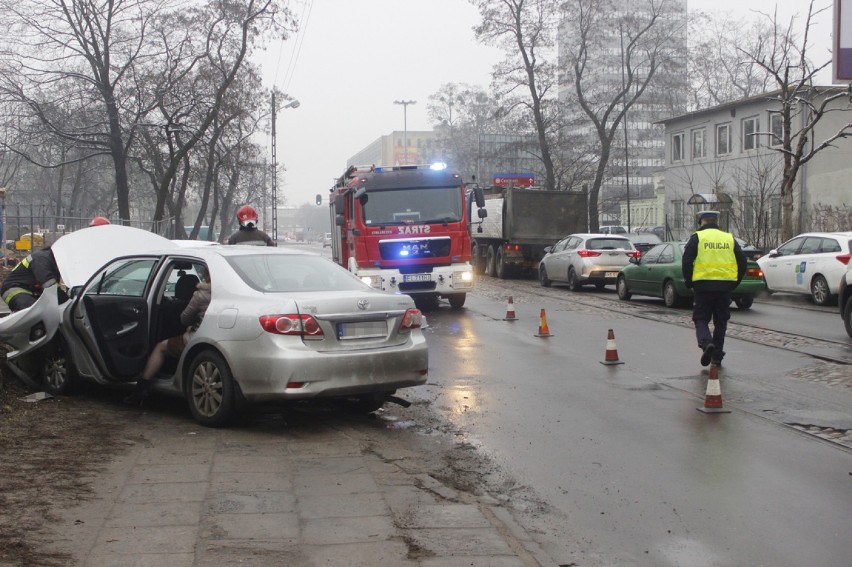 Wypadek na Wróblewskiego w Łodzi. Toyota uderzyła w latarnię [ZDJĘCIA]