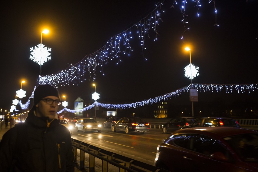 Krakowskie mosty pięknie ozdobione świątecznymi dekoracjami [ZDJĘCIA]