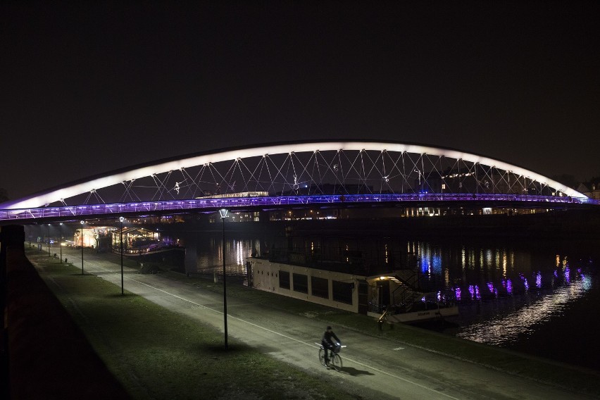 Krakowskie mosty pięknie ozdobione świątecznymi dekoracjami [ZDJĘCIA]