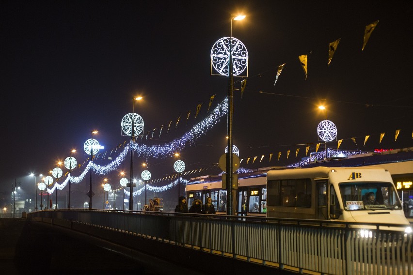 Krakowskie mosty pięknie ozdobione świątecznymi dekoracjami [ZDJĘCIA]
