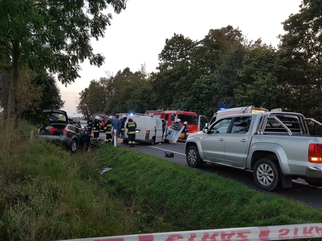 Wczoraj o godz. 17.50 kierowca Audi A6 (32 lata, powiat. nakielski) wyprzedzając pod górkę i na linii ciągłej w Warlubiu (na drodze  91) doprowadził do czołowego zderzenia z volkswagenem transporterem. Prowadził go 45-letni mieszkaniec naszego powiatu. Obaj kierowcy byli trzeźwi. Z ogólnymi potłuczeniami ciała trafili do szpitala. 36-letni pasażer z vw transportera (mieszkaniec powiatu starogardzkiego) w wypadku złamał nogę. Policja wyjaśnia sprawę pod nadzorem prokuratora.


Wideo:Pogoda na dzień + 2 kolejne dni (28.09 + 29-30.09.2017) | POLSKA

źródło: TVN Meteo/x-news
