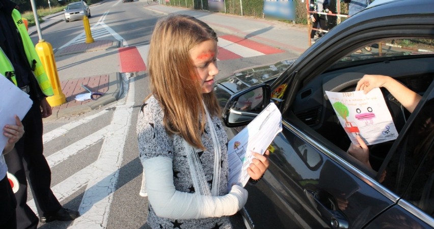 Dzieci z zakrwawionymi twarzami przy szkole podstawowej nr 2 w Brzesku ostrzegały kierowców o zagrożeniach [ZDJĘCIA]