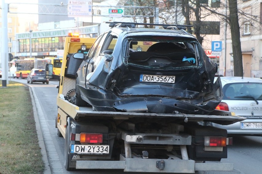 Wrocław. Trzy samochody zderzyły się na ulicy Piłsudskiego. Dwie osoby ranne [ZDJĘCIA]