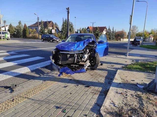 Wypadek w Opolu. Skoda wymusiła pierwszeństwo na volvo. Kobieta w ciąży została zabrana do szpitala