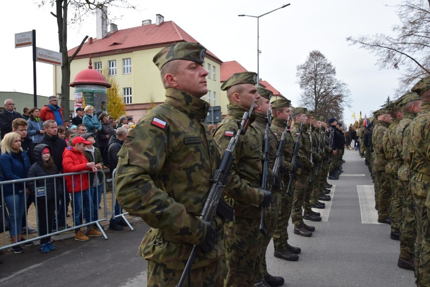 Narodowe Święto Niepodległości 2022 w Sandomierzu. Piękne uroczystości z defiladą i grochówką na zakończenie. Zobaczcie zdjęcia